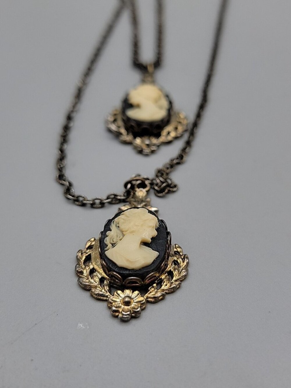 Double Faux Glass Cameo Necklace 18" Gold Tone Chain Right & Left Facing - Picture 11 of 13